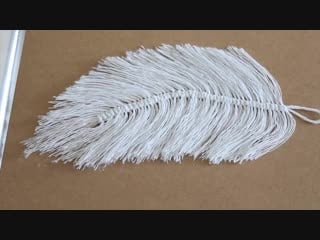 Plumas de hilo feathers made out of yarn