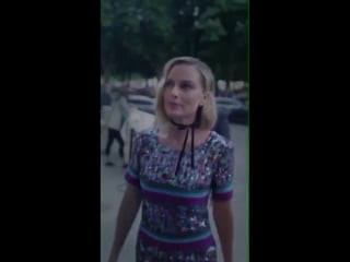 Margot robbie chegando ao desfile da chanel mrinfo