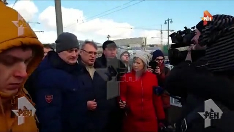 Лидер партии парнас михаил касьянов в окружении охранников почтил память бориса немцова