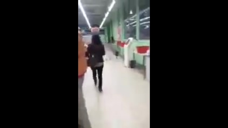 Засунула колбасу в трусы