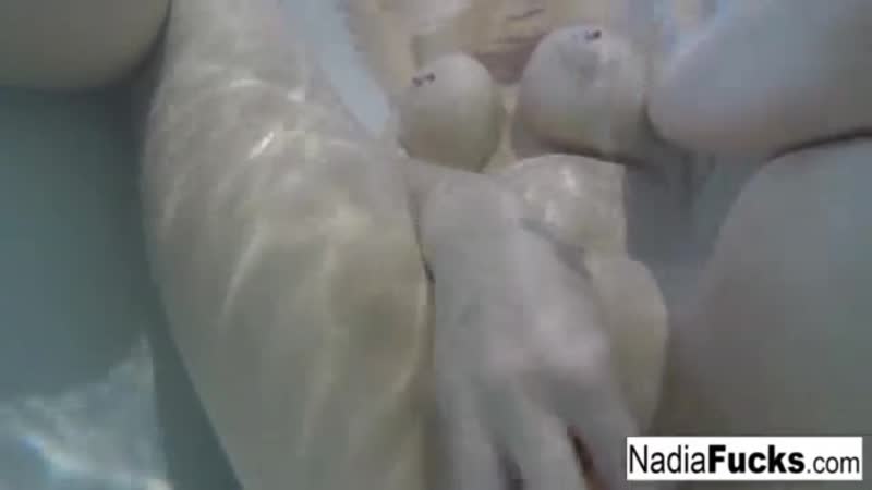 Шалунъя надрачивает уточкой в ванной