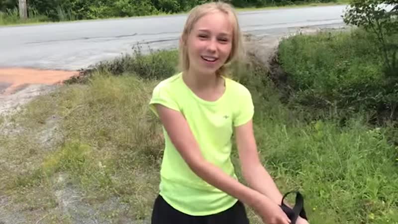 18 летняя девочка напоила и накормила двух бизнесменов, попавших в аварию это перевернуло их день