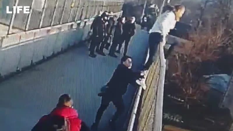 Прохожие спасли девушку от суицида
