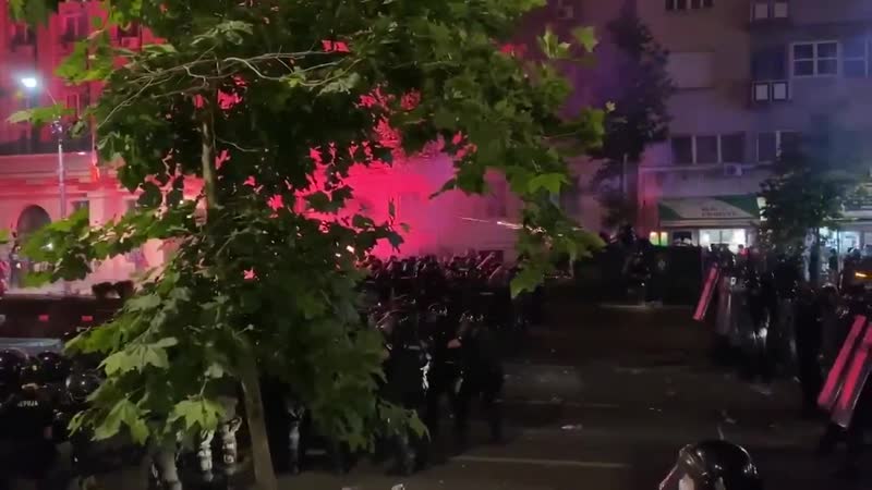Полиция и жандармерия в белграде стали применять слезоточивый газ