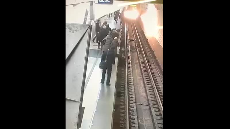 Залипла в телефон и упала на рельсы