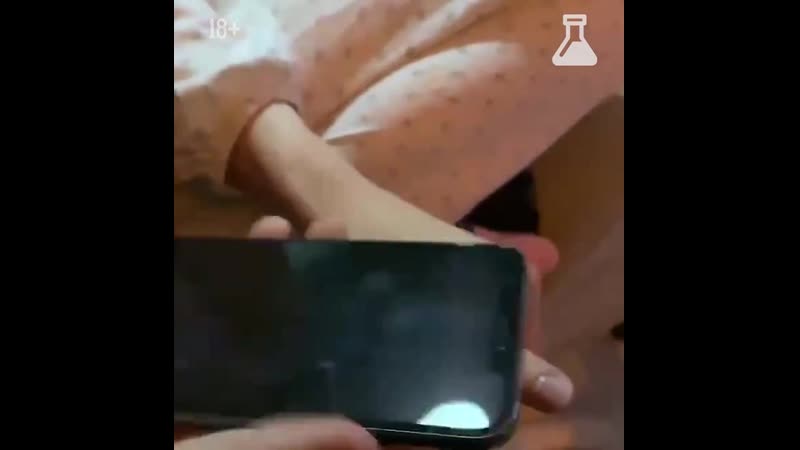 Вживила в руки чипы