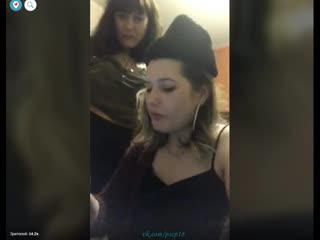 Сексуальные девушки выпивают и веселятся periscope перископ