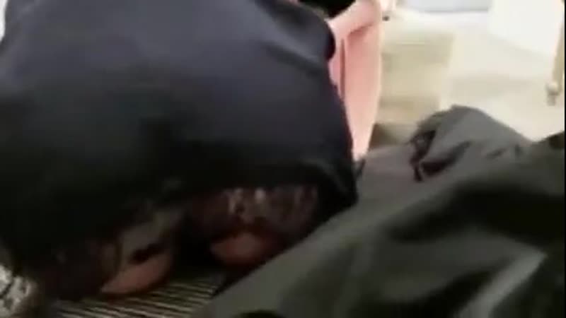 Шопинг в короткой юбке