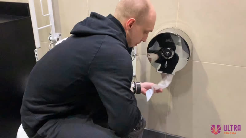 Из туалета кинотеатра украли туалетную бумагу !