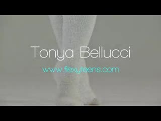 Молодая брюнетка с большими титьками tonya bellucci горячая гимнастка