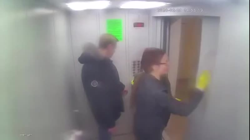 В оренбурге дознаватель и работник суда моют лифт, который разрисовали