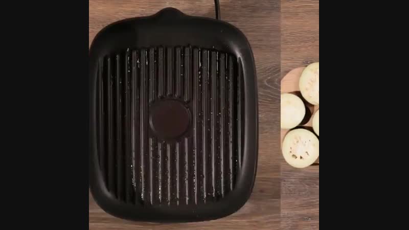 Оригинальный салат из жаренных баклажанов и сыра сулугуни, с соусом песто