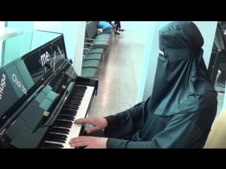 Burka pianist amazes passengers at the airport!