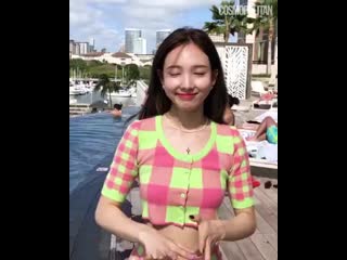 Nayeon filmed a video message in hawaii saying she’s currently shooting a pictorial for cosmopolitan’s march issue she’s so cut