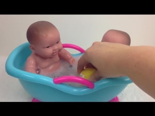 Видео с куклами пупсиками близнецами играем в дочки матери игрушки для девочек baby doll twins bath