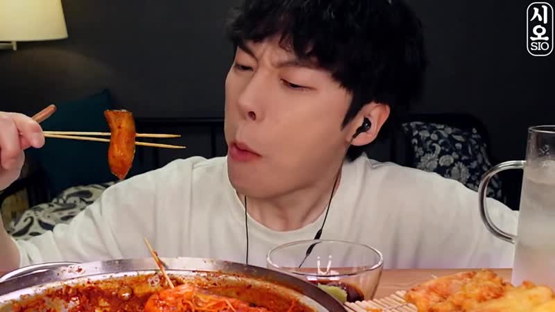 Mukbang porn video – [sio asmr] asmr mukbang | 직접 만든 매운 해물찜 (쭈꾸미) 대왕 오징어 튀김 새우 팽이 버섯 먹방 &amp; 레시피 mushroom &amp; octopus &amp; seafood eating