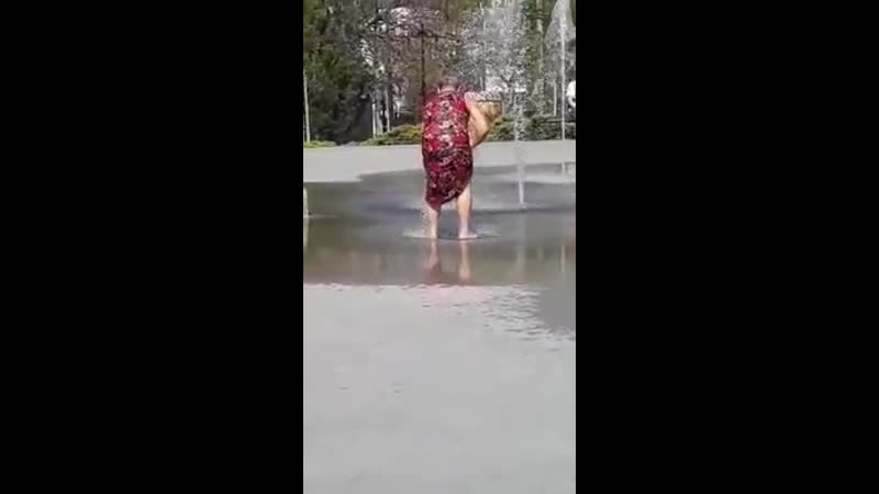 В молодые парке в саратове женщина помылась в фонтане