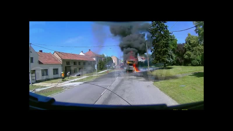 В чехии от горящего автокрана отлетело колесо, а потом и вовсе взорвался газовый баллон