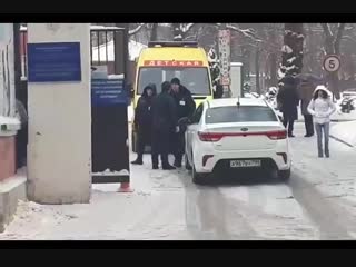 В москве водитель не пропустил молодые реанимацию, которая выезжала на вызов из больницы имени святого владимира