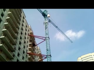 Мужчина забрался на строительный кран