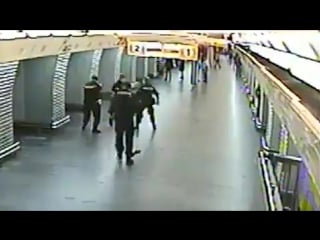 Копы в парижском метро обезвредили дебошира