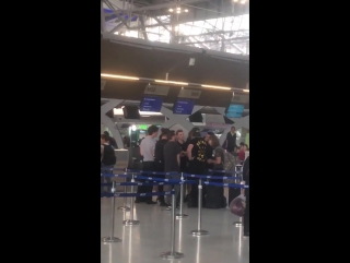 Shawn y su equipo hoy en el aeropuerto de bangkok