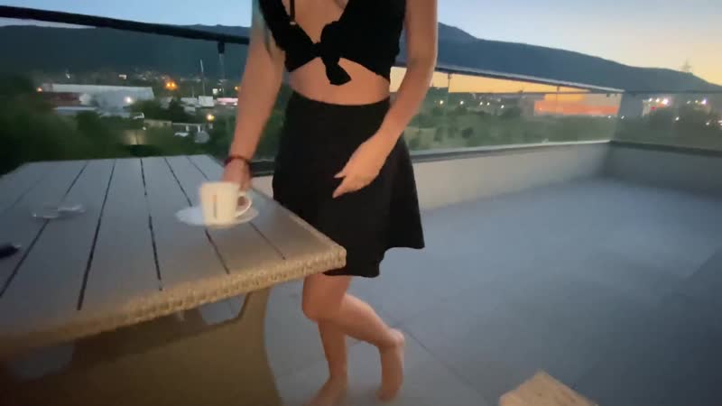 Официантка за чаевые трахается прямо на столе в кафе