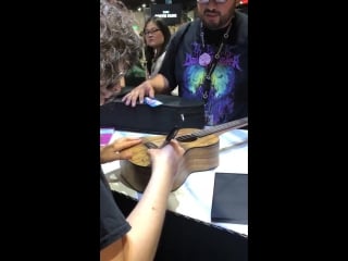 What an incredible moment between @rebeccasugar and her stevenuniverse fan cnatsdcc