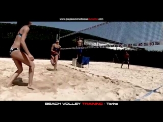 Beach volley training in campo con lo slow motion