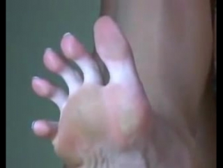 Blonde toe spread