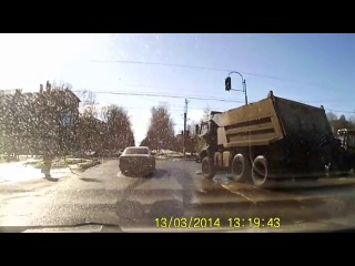 Камаз наехал на знак слепой водитель камаза