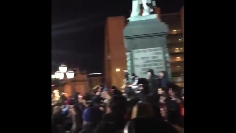 Скандируют «власть должна ответить»