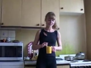 Дочу совращает