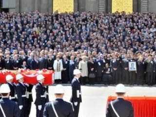 Muhsin yazıcıoğlu üşüyorum (fon müziği)