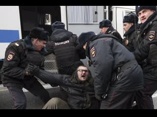 Задержанные на митинге в москве активисты рассказали об избиении полицией