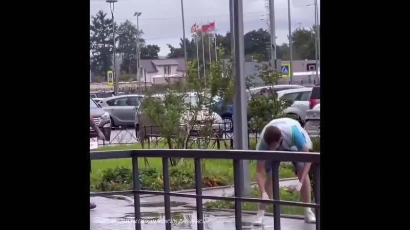 Бессмертный кассир продмага догнал трудового гостя похитившего колбасу и отобрал её больше ада!