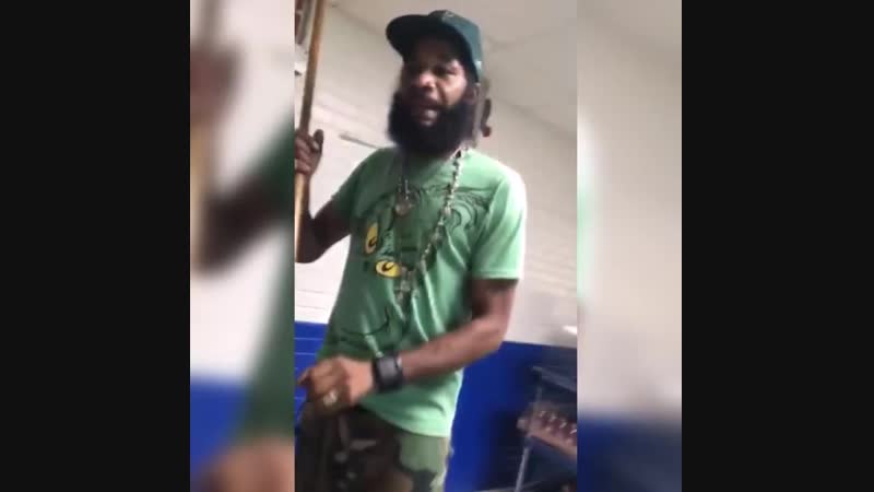 Немного трогательной милоты молодые в школе решили поздравить своего уборщика с профессиональным праздником