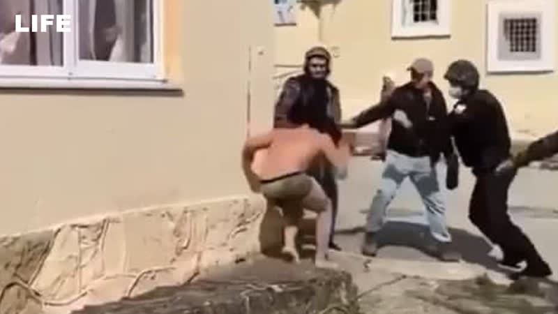 Забежал в одних трусах в школу и кидался на силовиков