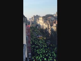 [oc] french protest parting to allow an ambulance safe passage