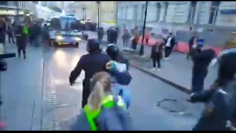 Двое омоновцев ведут девушку и один со всей дури бьёт ей по печени вот для этого они и на