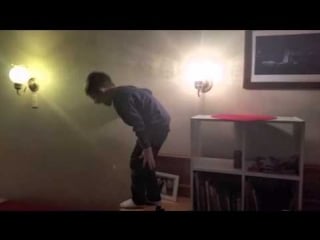 Myrick jumping on the bed, myrick hyppääminen sänkyyn, мирик прыгает на кровать