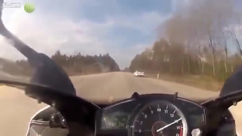 Байкер в легком недоумении обогнали байкера на скорости 300 км ч