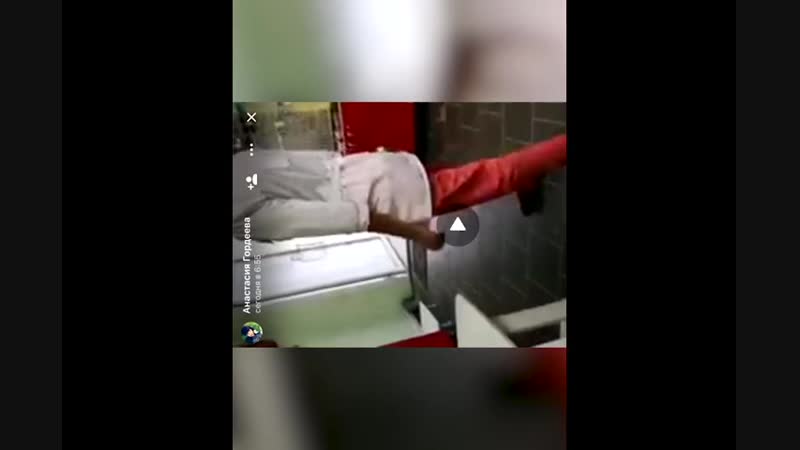 В алтайском крае работницы аптеки начали издеваться над дедушкой, от которого плохо пахло