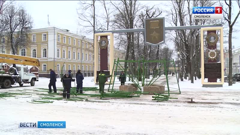 На главной площади смоленска заливают каток и ставят елку