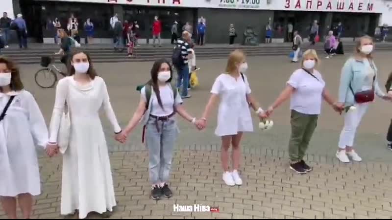 Девушки в белом и с цветами выстроились в цепь в минске