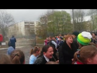 Обрызгал детей на демонстрации гидранта