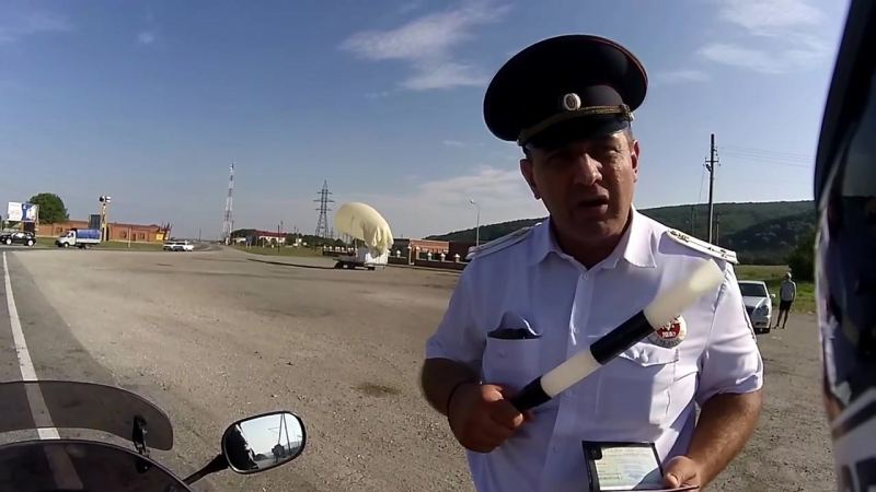 Сотрудники дпс наставляют мотоциклиста