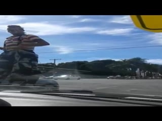 Maldade atropelando o pobre palhaço em seu ponto de trabalho (cuidado! cenas fortes!)