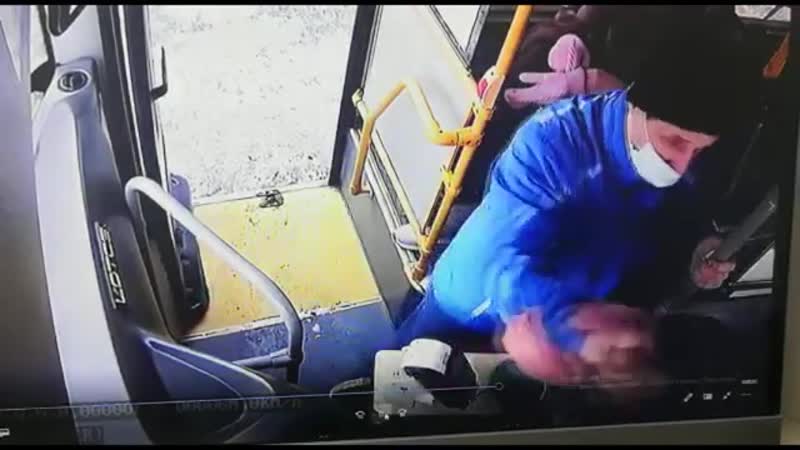 В петропавловске камчатском неадекватный мужчина избил водителя автобуса за просьбу надеть маску
