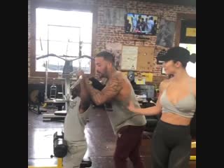 Парень помогает другу, но потом отвлекается на красотку gfhtym gjvjuftn lheue, yj gjnjv jndktrftncz yf rhfcjnre